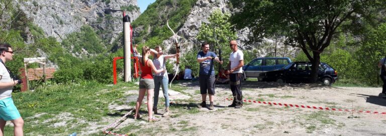 Wandern und Bogenschießen im Kosovo